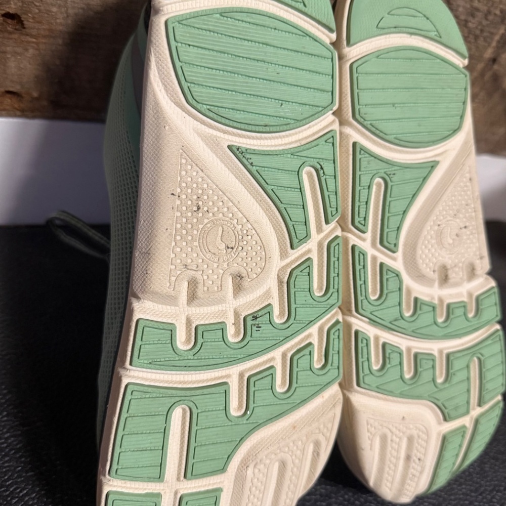NWOT Altra running shoes - Picture 3 of 6
